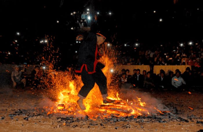 Lễ hội nhảy lửa ở Hà Giang.