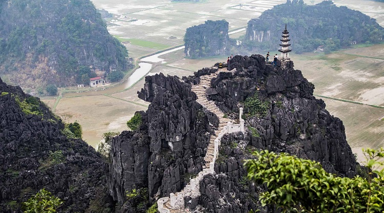 Nên ưu tiên trang phục phù hợp khi chinh phục hang Múa